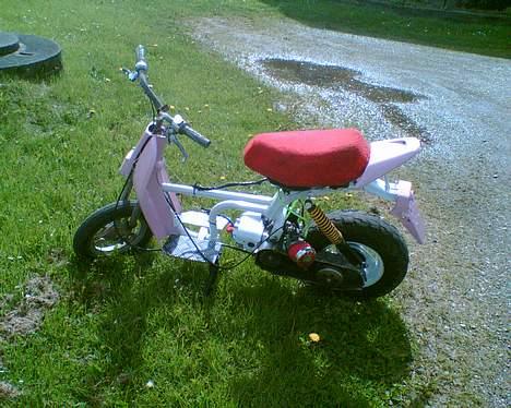 Honda Melody/hot "projekt" - Så er den halvt samlet :P mangler lige en ny forgaffel + forfælg, og så få malet de sidste skjolde :P og så skal ledningsnettet lige sættes ordentligt :P billede 6