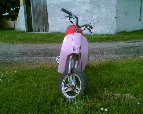 Honda Melody/hot "projekt" - Så er den halvt samlet :P mangler lige en ny forgaffel + forfælg, og så få malet de sidste skjolde :P og så skal ledningsnettet lige sættes ordentligt :P billede 7