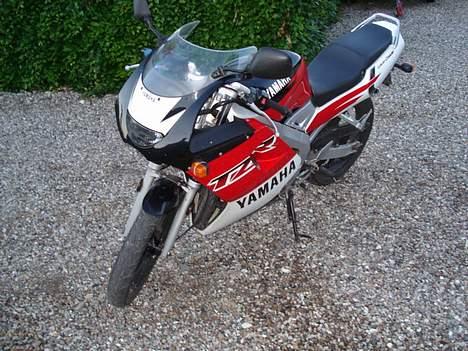 Yamaha TZR 50 - Den er sku lækker... Pæn og køre som en drøm..... Hurtigt optræk og folk de glor lidt når man kommer og overhaler.. billede 5