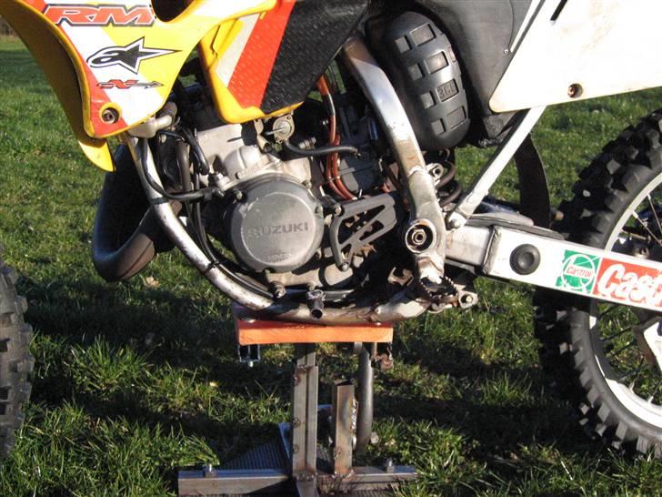 Suzuki RM 125 Solgt - en nogenlunde ren motor med min hjemmelavede stand billede 8