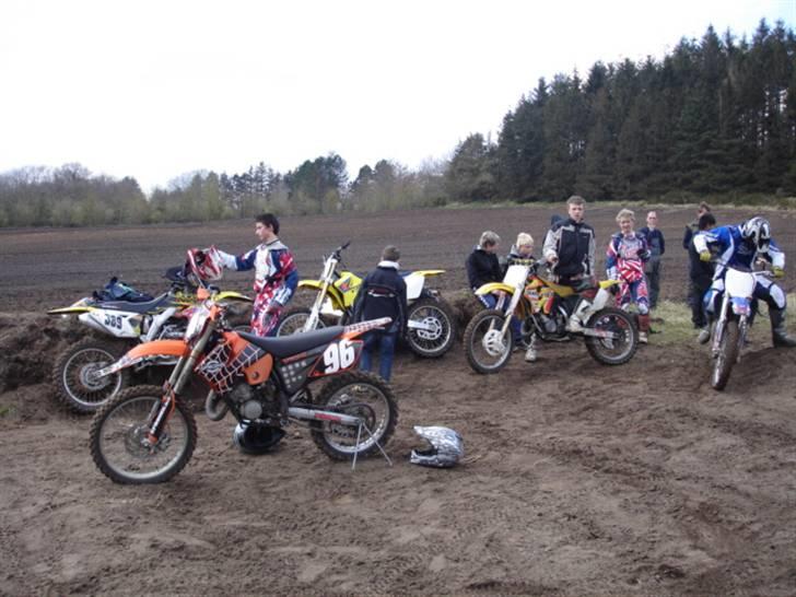 Suzuki RM 125 Solgt - så er der forsamling i byen billede 12