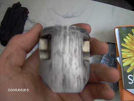 Kawasaki KX 125 Solgt - her er så det gamle stempel, total smadret :(ser bare ikk godt ud.. ! billede 3