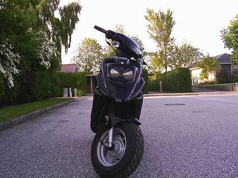 PGO Hot 50 (SOLGT) - Fronten billede 2