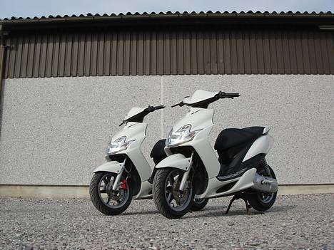 Yamaha Jog R SOLGT :´( - Min Jog R bagerst og min fætters Jog R foran (Begge Perlemors hvide)MUMS...... billede 6