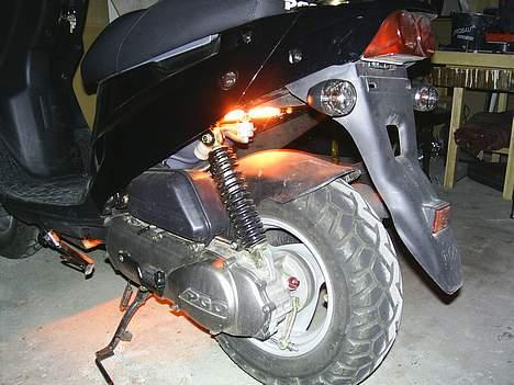 PGO Hot 50 (SOLGT) - Neonlys. billede 17