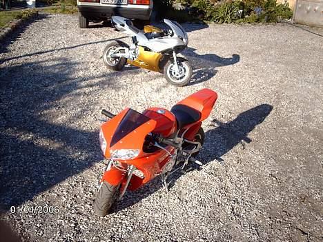 MiniBike R6 ( byttet til hot 50 ) - min storebrors i baggrunden det er kun en 70 ccm men køre 130 på toppen billede 1