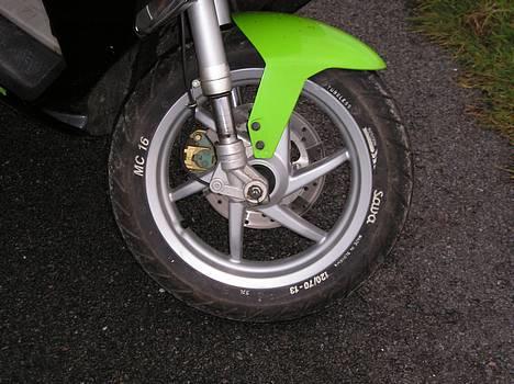 Piaggio NRG Power DT - Dækkene med lidt hvidt dæk skrift... billede 2