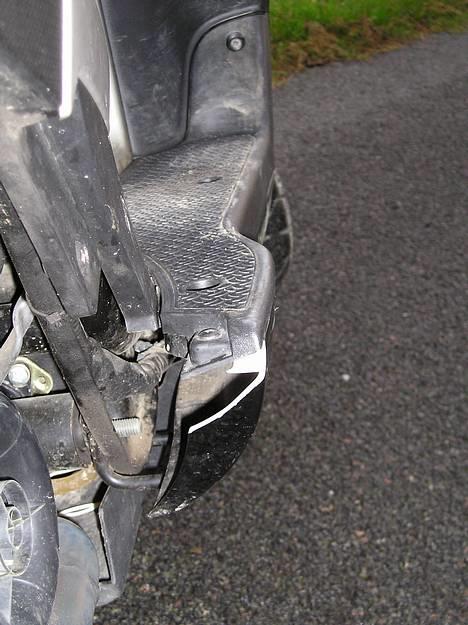 Piaggio NRG Power DT - Der er sku knækket noget af efter jeg gled på noget vådt græs billede 6