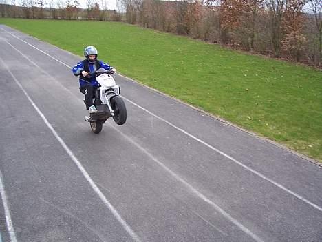 Yamaha slider solgt - wheelie billede 2