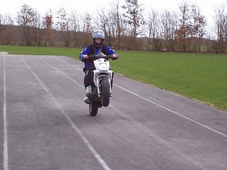 Yamaha slider solgt - lille wheelie billede 3