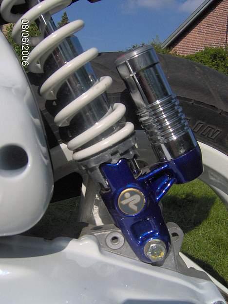 Peugeot Speedfight 2  WRC 206 AC - ser nice ud. før var den rød. selv de bedst bedømte WRC har ikke fået malet deres støddæmper.. så spænd lige hjelmen drenge =) billede 10