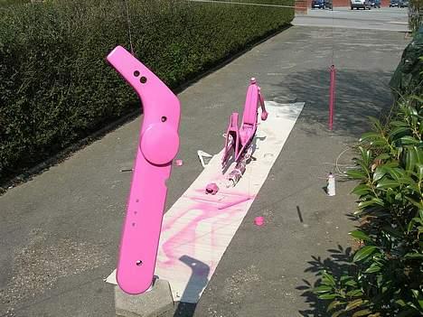 Vespa Ciao Projekt færdigt :) - Godt vejr, fri fra skole, hva ska vi lave idag fisk? Vi maler sku da min ciao lyserød ja vi gør :P billede 11