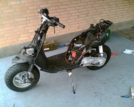 Gilera Stalker // SOLGT - 14)  Den gamle, rustne, grimme centerstøttefod blev erstattet med en ny sidestøttefod billede 14