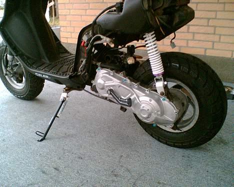 Gilera Stalker // SOLGT - 15)  Lækker støddæmper! Den nye kickstarterarm samt de blå skruger ser sgu godt ud! billede 15