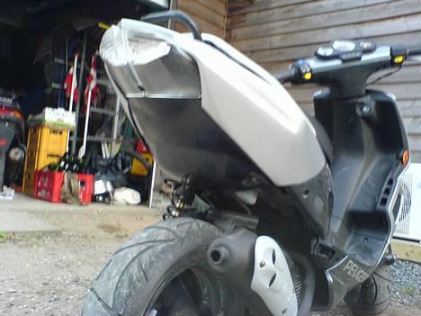 Peugeot Speedfight 2 (SOLGT) - Den nye bcd bagplade.. Der mangler bare dioder som blinklys.. Men de er hjemme. billede 7
