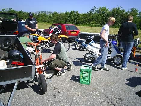 Yamaha passola/ jog - ja så er vi i hjørring til scooter-træf og det er min bror der ved at lave noget på min der billede 11