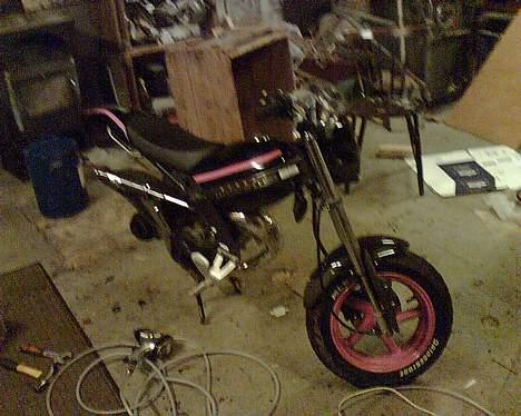 Suzuki Street Magic <'3 - Så bliver bagfælgen også malet .. Den kommer på om 2 sek. .. billede 9