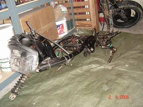 Yamaha JOG solgt - Puhhh, sådan så JOG´en ud da jeg startede med at sætte den i stand  billede 2