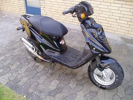 PGO Hot 50 Black Pearl - Lige efter en tur med højtryksrenseren.. perfekt at vaske scoot med :) billede 10