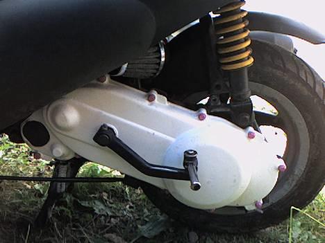 Piaggio zip *solgt* - hvidt motorskjold nice med lyserøde skruer billede 12