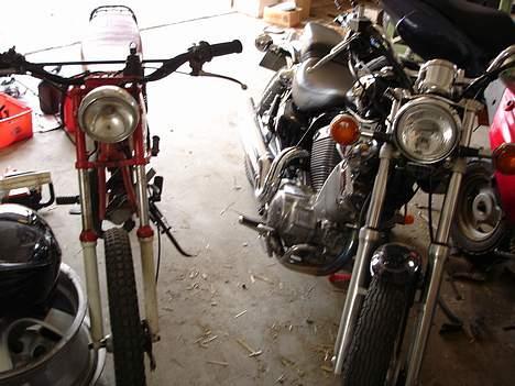 Yamaha Ty 50 //SOLGT// - uha, YAMAHA når det er pænest :P ty 50 og Virago 535(min mors) billede 11