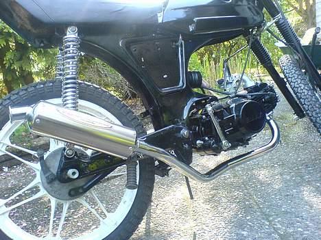 Puch Monza 125ccm. - Solgt - lige et billede med den udstødning som det blev til. det er en dernormalt er til honda dax, men den passer.. rart billede 7