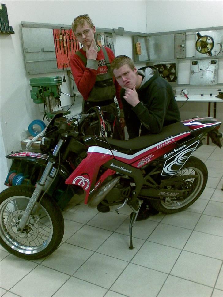 Gilera SMT - Solgt! :( - 13/12-07 - Det er så mine scooter babes! Mads M iog Jesper :)  billede 1