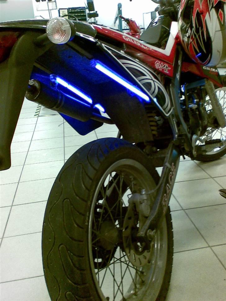 Gilera SMT - Solgt! :( - 13/12-07 - Lige fået lavet ledningsnet til Neonlys ordentligt :D billede 2