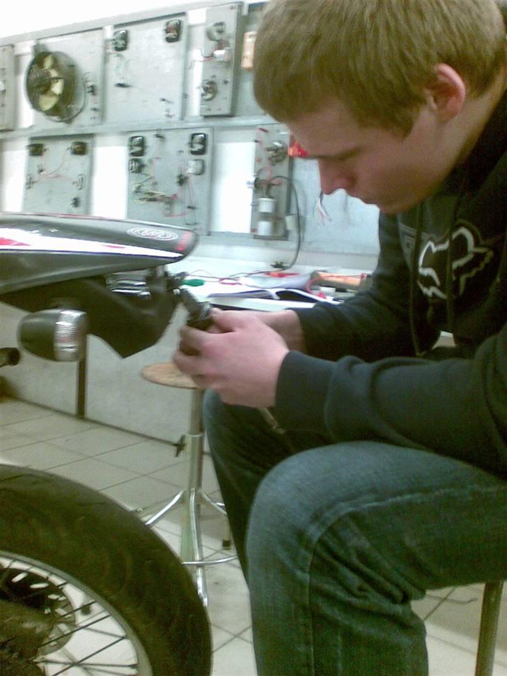 Gilera SMT - Solgt! :( - 13/12-07 - Mads M der er ved at customiZe min bagskærm inde på Holstebro Teknisk skole!  billede 3