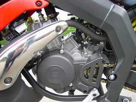 Gilera SMT - Solgt! :( - 20/6-06: Motoren.. Den starter og kører PERFEKT!  billede 7