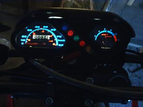 Gilera SMT - Solgt! :( - 19/6-06: Speedometeret om aftenen.. Blå lys er Std. Det´ nice! :D billede 16
