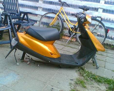 Yamaha JoG | golden chicka:b - sys li der sku non billeder ind selvom der ikk er blok eller hjul på plus der hvidt inderskjold, paneler, trinbræt, og speedo skjold på nu.. + en del mere gejl!!! billede 10