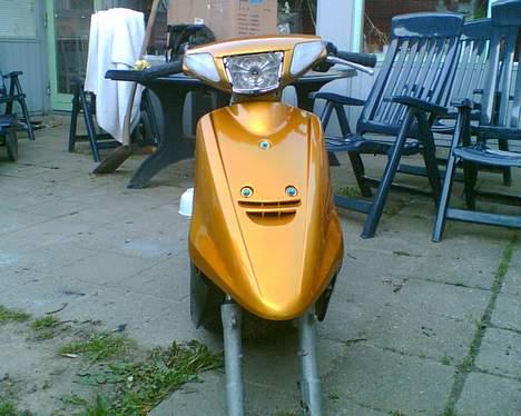 Yamaha JoG | golden chicka:b - sys li der sku non billeder ind selvom der ikk er blok eller hjul på plus der hvidt inderskjold, paneler, trinbræt, og speedo skjold på nu.. + en del mere gejl!!! billede 11