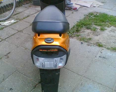 Yamaha JoG | golden chicka:b - sys li der sku non billeder ind selvom der ikk er blok eller hjul på plus der hvidt inderskjold, paneler, trinbræt, og speedo skjold på nu.. + en del mere gejl!!! billede 12