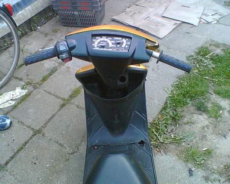 Yamaha JoG | golden chicka:b - sys li der sku non billeder ind selvom der ikk er blok eller hjul på plus der hvidt inderskjold, paneler, trinbræt, og speedo skjold på nu.. + en del mere gejl!!! billede 13