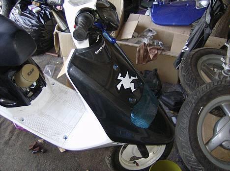Yamaha Jog FS - Sådan står den nu :) -> Carbon bagskjoldet er ikke monteret endnu. billede 1
