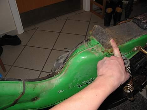 Kreidler RMC Florett - Typisk at folk lukker hullerne her til ved montering af et "nyt" sæde.. Hvorfor mon den kører dårligt? Så tager vi bare luftfilteret tilslutningsstuds af.. Smart.. billede 11