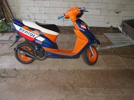 Honda Sfx Repsol - Hele scooteren fra højre vinkel :p billede 1