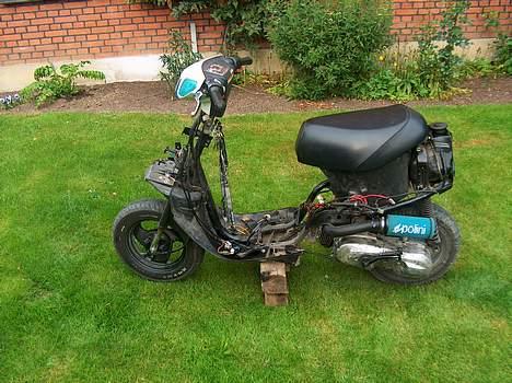 Yamaha jog fs projekt#STJÅLET# - det tog 5 sek fra jeg var kommet hjem til mig og min fætter havde revet skjoldene af den for at se hvad der var gemt bag det smukke ydre.. billede 3