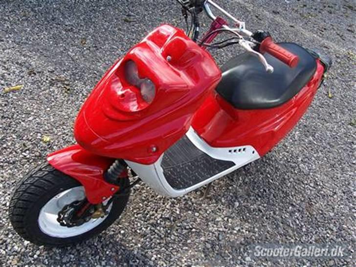 PGO hot 50  SOLGT - Det bedste billede jeg fik af den. den blev så nice. savner dig bette scooter.... :´-( billede 1