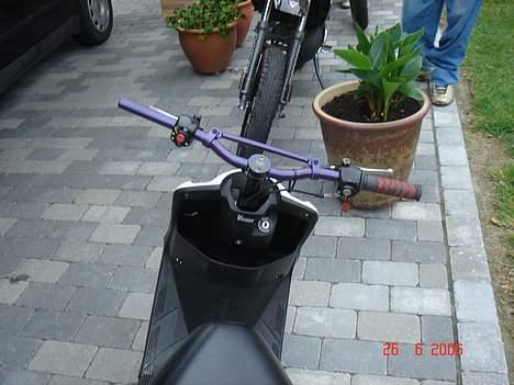 Yamaha JOG solgt - Se lige mit Bart styr - Violet med blå perlemor billede 9