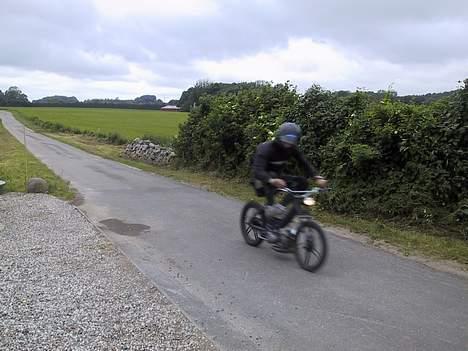 Puch Maxi --- solgt --- - Dette billed er taget med 110 km/t... kan vidst også ses.. kammeraet kunne ikke nå at stille skarpt.. hehe billede 15