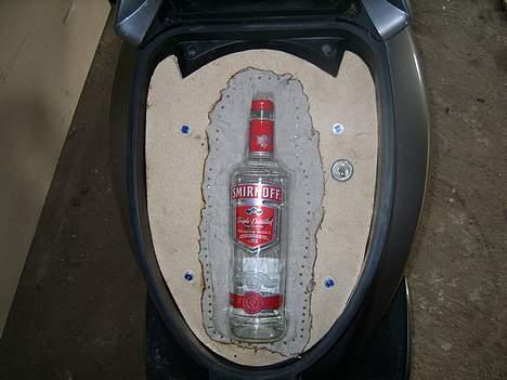 Yamaha jog r SOLGT - ny projekt mangler bare at lægge stof i og lave hul til 4 glas nå ja self også en fyldt flaske billede 7