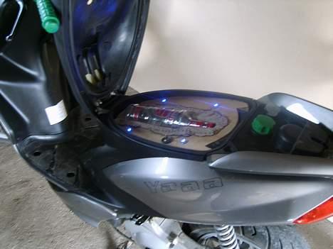 Yamaha jog r SOLGT - bare ikke så smart hvis strisserne spørger om de må se under sædet heh billede 9