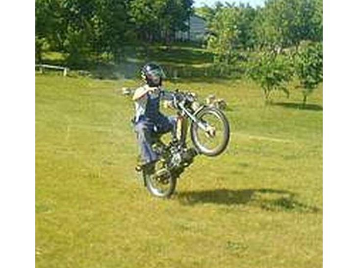 Puch Maxi 2 gear - Billedet er måske i lidt ringe kvalitet, men man kan da se hvad det er. Maxi på 1 hjul :D   Det er kun dette billede der er så grynet! billede 1