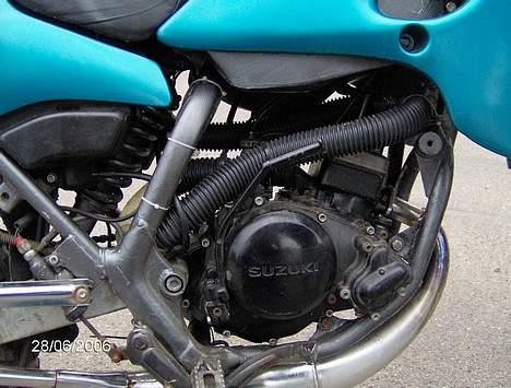 Suzuki RMX  Ghost Rider - Støvsuger slangen bliver fjernet senere og erstatet med en rigtig studs.. før billede 7