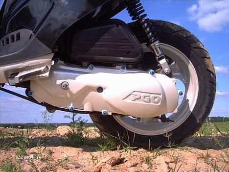 PGO Tornado # Byttet #  - Perlemorshvidt kickstarterskjold med chrome blå kickstarterskruer. Nice. billede 4