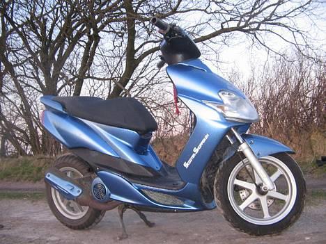 Yamaha jog r - pisser på BMW, fordi min mor har en BMW, så det lidt brovo over for hende, for hun elsker bare den bil over alt :D:D billede 15