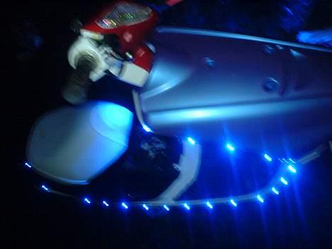 Yamaha jog fs - rystet billede, og ikke malet færdig. Her ses dioderne i aktion. billede 9