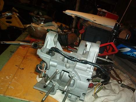 Yamaha jog fs - Motorblokken efter jeg har sandblæst den. og før polering af krumtaphuset billede 17